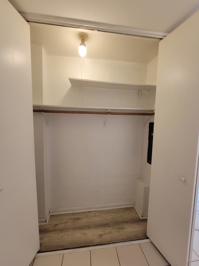 Arlington Heights, Illinois 60005, United States, 2 Bedrooms Bedrooms, ,2 BathroomsBathrooms,Residential,Active,221580