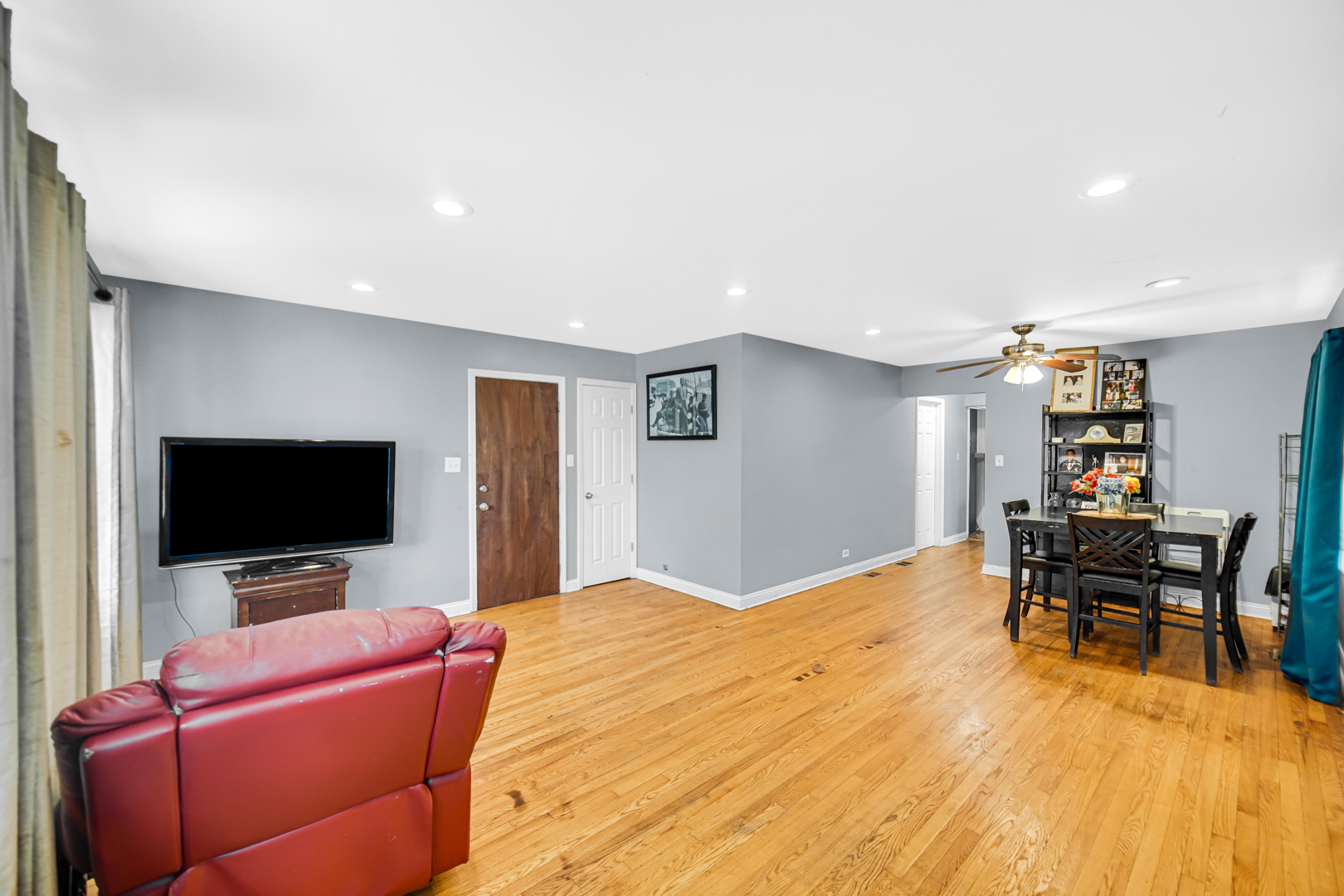 5567 W Gladys Avenue