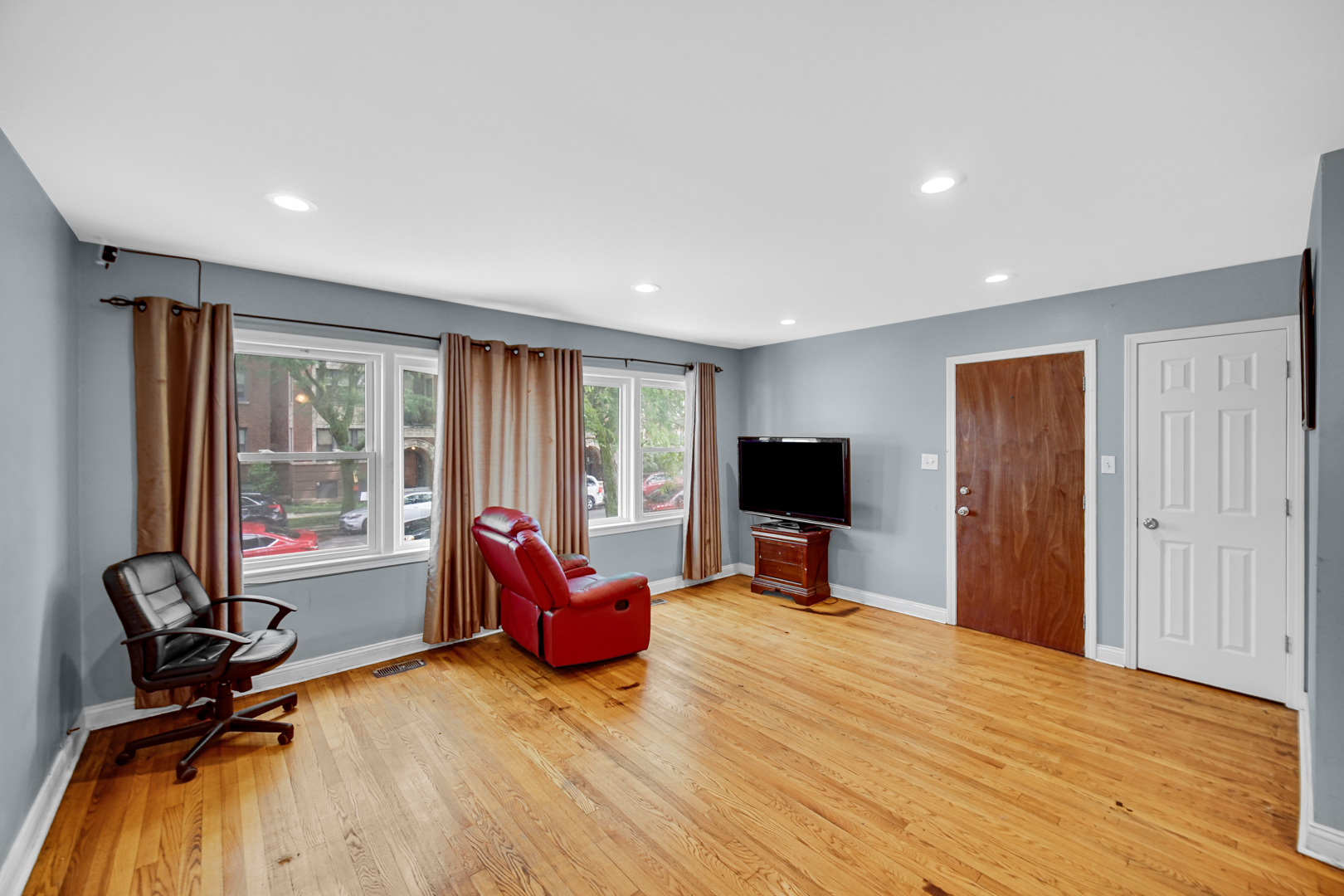 5567 W Gladys Avenue
