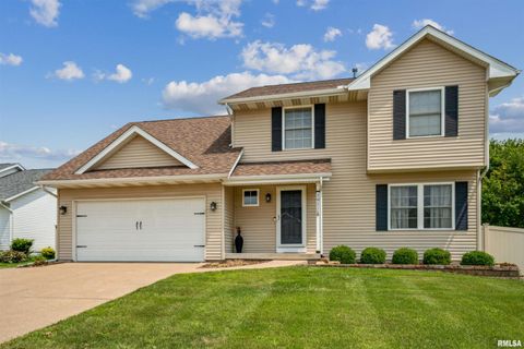 Photo of 5811 DUGGLEBY Avenue, Davenport, IA 52807 (MLS # QC4266225)