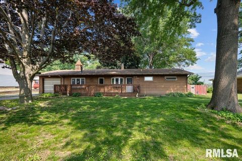 Photo of 6127 FAIR Avenue, Davenport, IA 52806 (MLS # QC4269759)