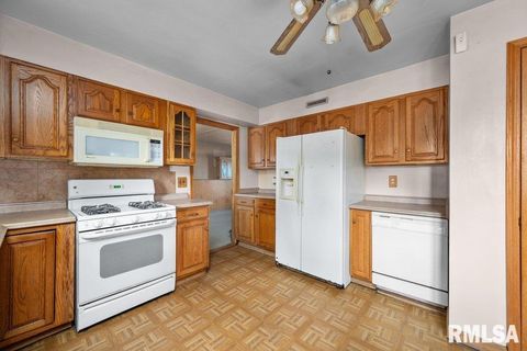 Tiny photo for 6127 FAIR Avenue, Davenport, IA 52806 (MLS # QC4269759)