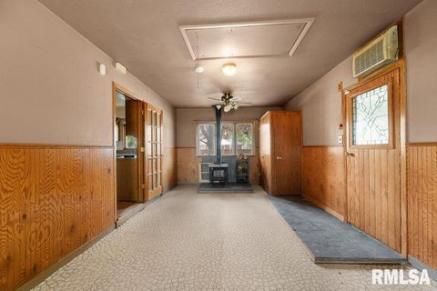 Tiny photo for 6127 FAIR Avenue, Davenport, IA 52806 (MLS # QC4269759)