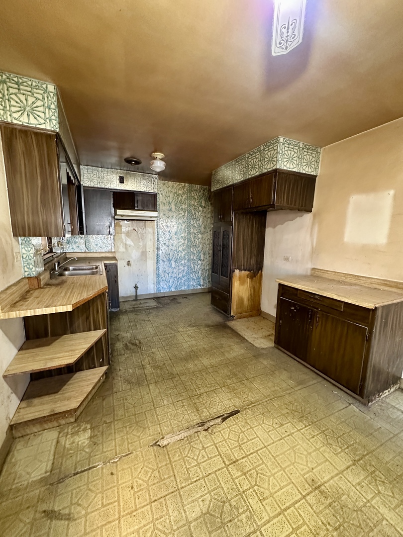 Chicago, Illinois 60641, United States, 5 Bedrooms Bedrooms, ,3 BathroomsBathrooms,Residential,Active,244545