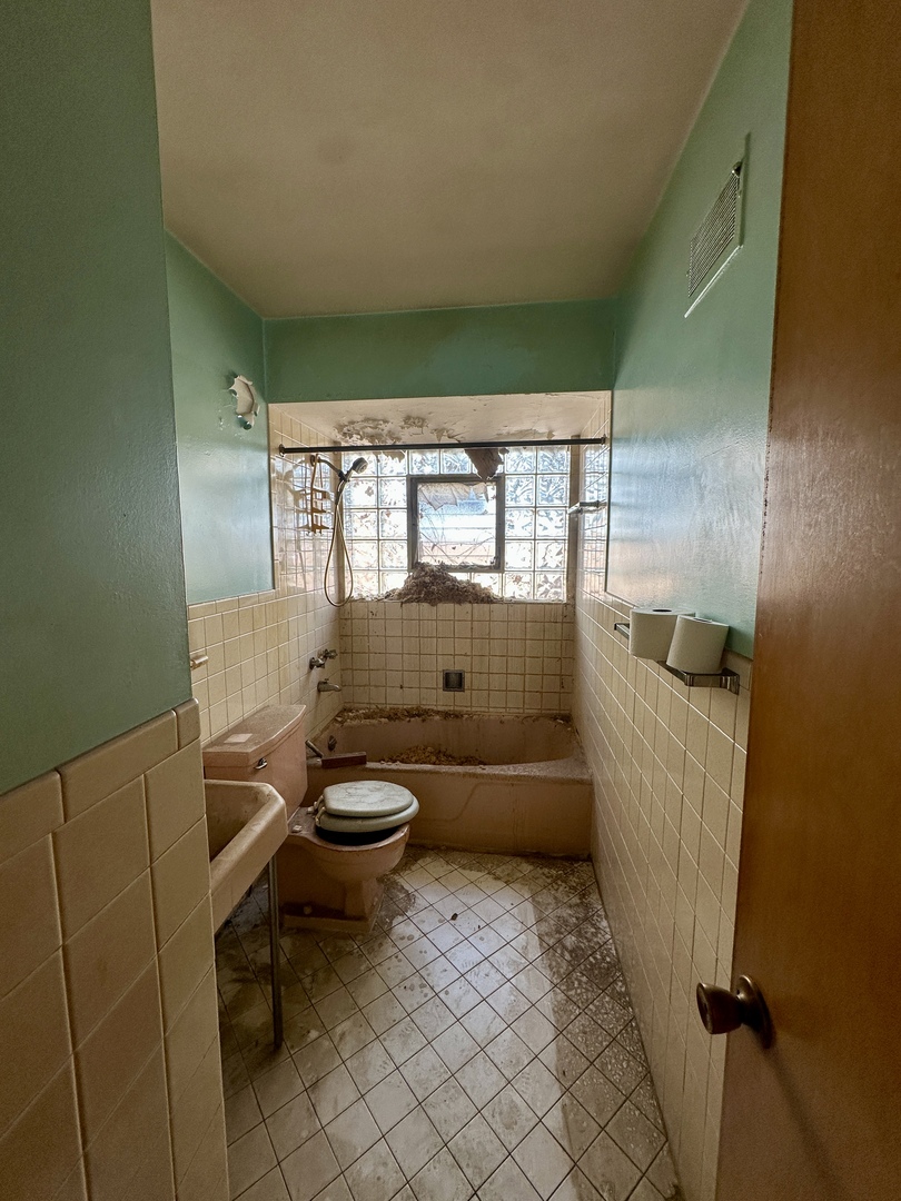 Chicago, Illinois 60641, United States, 5 Bedrooms Bedrooms, ,3 BathroomsBathrooms,Residential,Active,244545