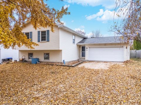 Photo of 2713 Essington Street, Bloomington, IL 61705 (MLS # 12531552)