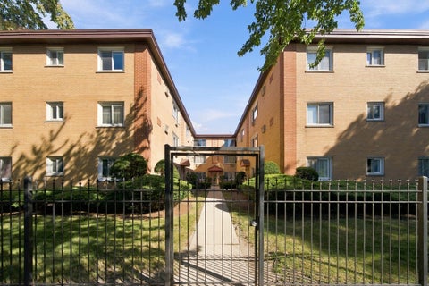 Photo of 1626 W Greenleaf Avenue #1E, Chicago, IL 60626 (MLS # 12759690)