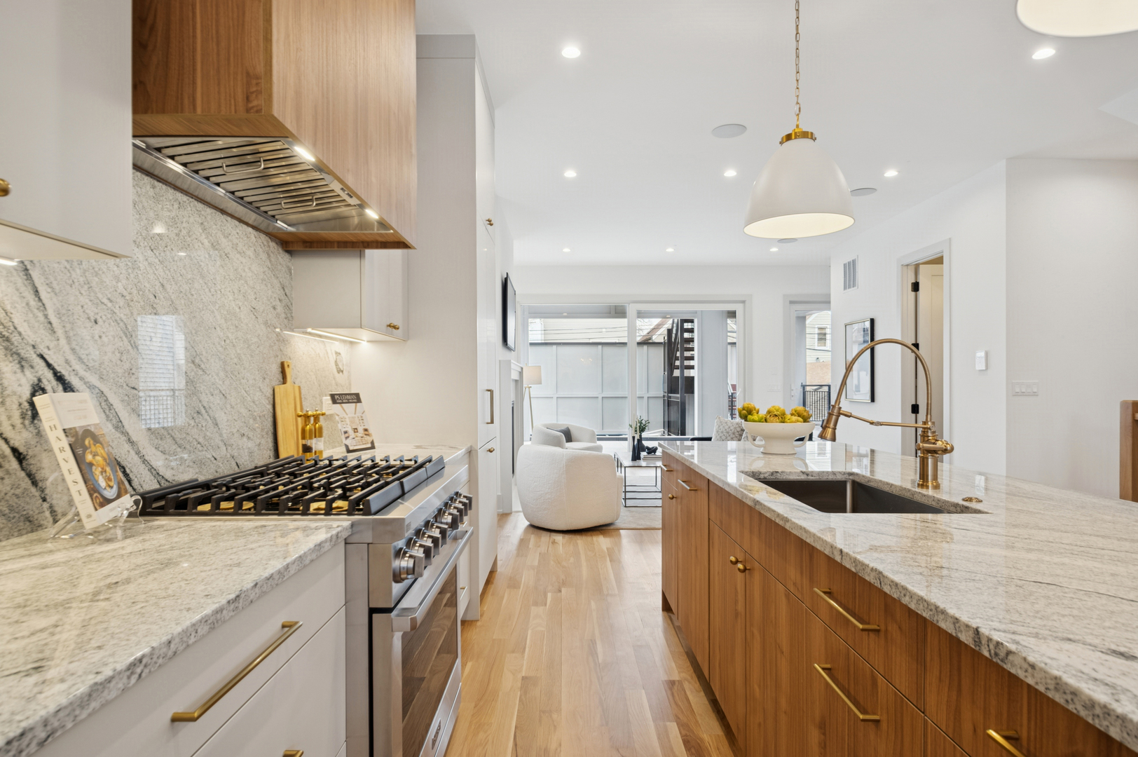 2246 W Lyndale Street 1