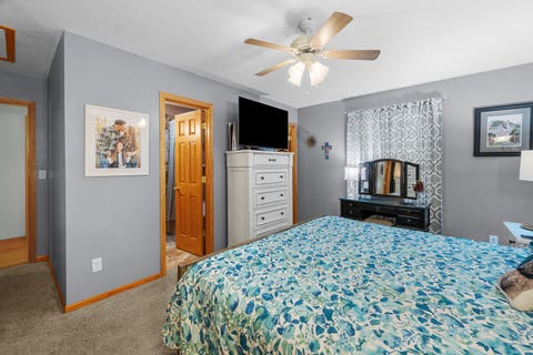 Tiny photo for 2530 Bellevue Avenue, Bettendorf, IA 52722 (MLS # 12740623)