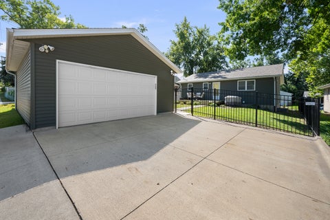 Tiny photo for 2530 Bellevue Avenue, Bettendorf, IA 52722 (MLS # 12740623)