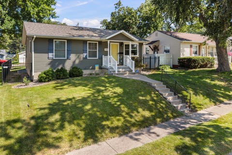 Tiny photo for 2530 Bellevue Avenue, Bettendorf, IA 52722 (MLS # 12740623)