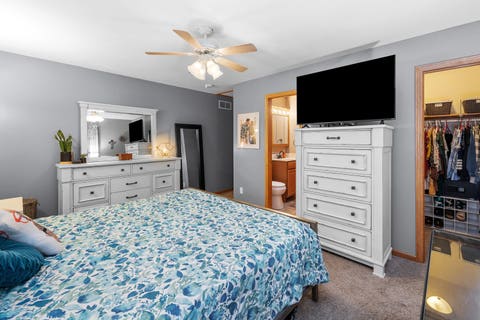 Tiny photo for 2530 Bellevue Avenue, Bettendorf, IA 52722 (MLS # 12740623)