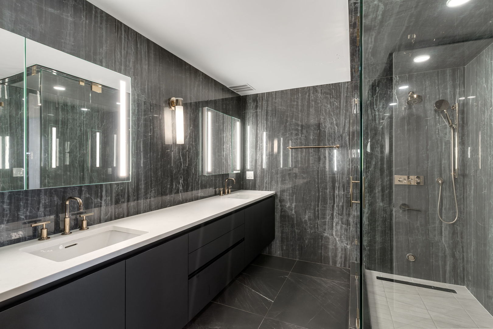 Chicago, Illinois 60611, United States, 2 Bedrooms Bedrooms, ,2 BathroomsBathrooms,Residential,Active,236248