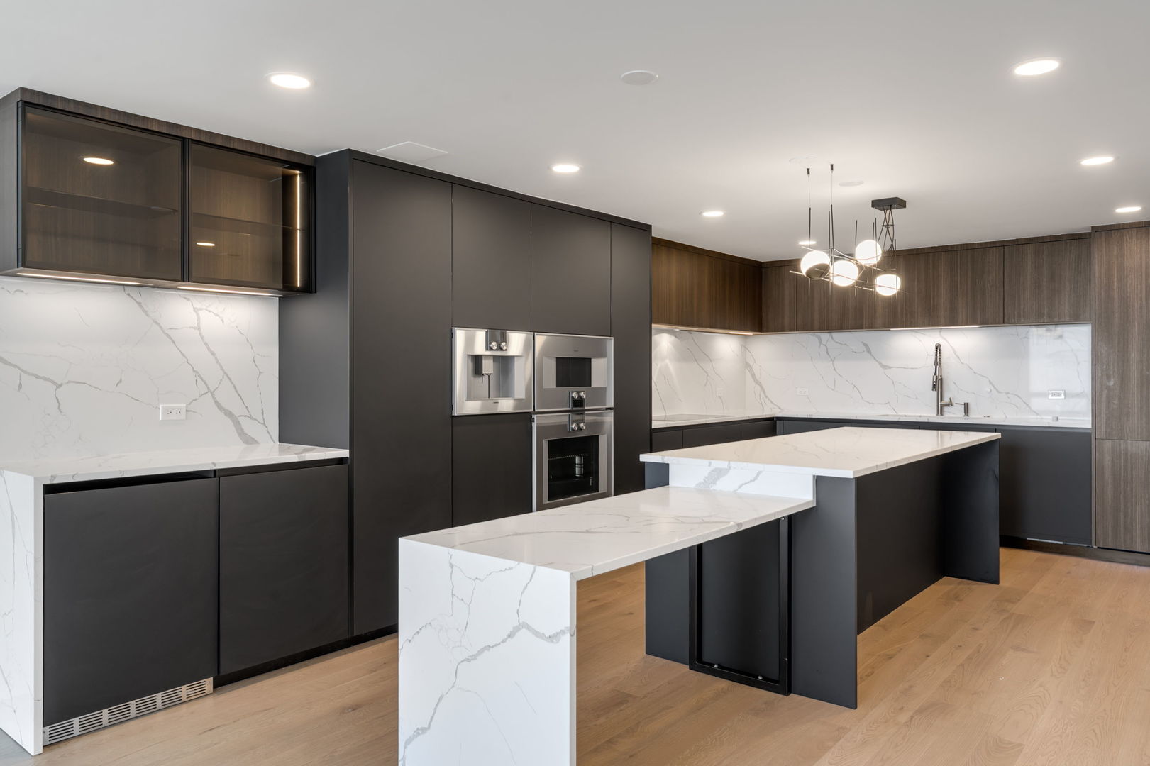 Chicago, Illinois 60611, United States, 2 Bedrooms Bedrooms, ,2 BathroomsBathrooms,Residential,Active,236248