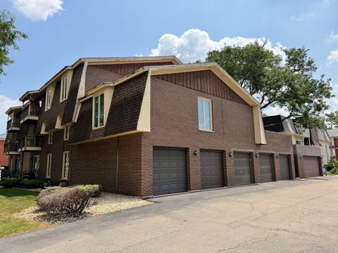 Tiny photo for 5721 W 103rd Street #304, Oak Lawn, IL 60453 (MLS # 12713135)