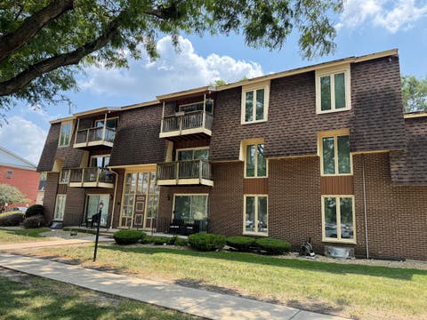 Photo of 5721 W 103rd Street #304, Oak Lawn, IL 60453 (MLS # 12713135)