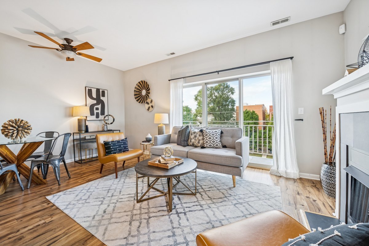 Chicago, Illinois 60647, United States, 2 Bedrooms Bedrooms, ,2 BathroomsBathrooms,Residential,Active,246974