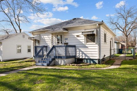 Photo of 1662 W 37th Street, Davenport, IA 52806 (MLS # 12617706)