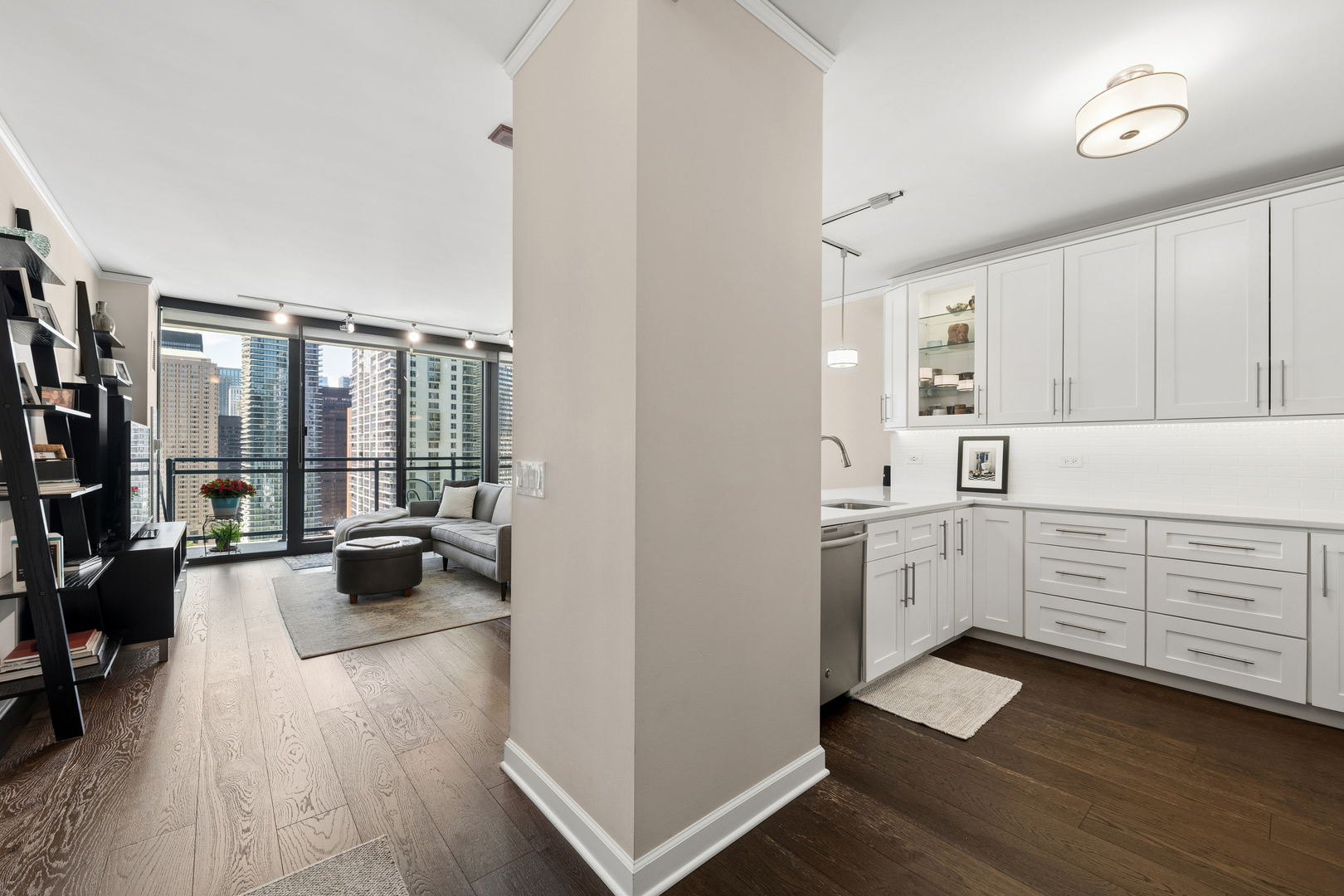201 N WESTSHORE Drive 2705