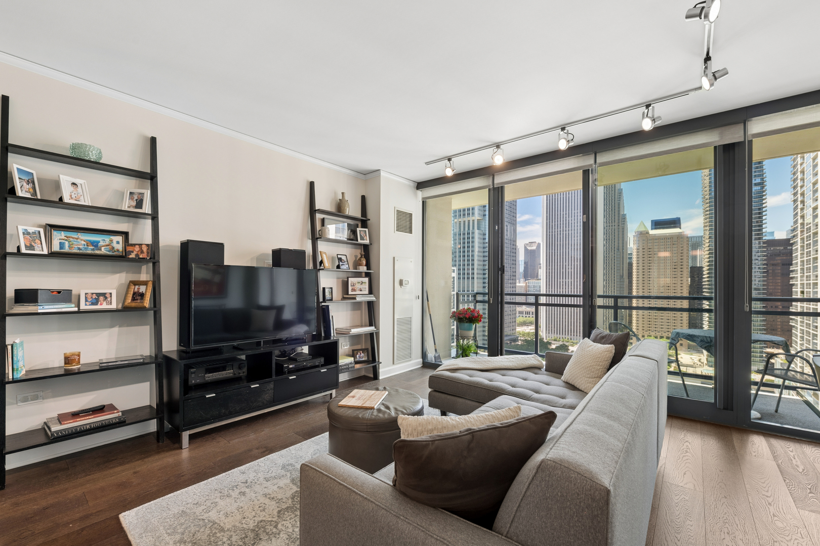 201 N WESTSHORE Drive 2705