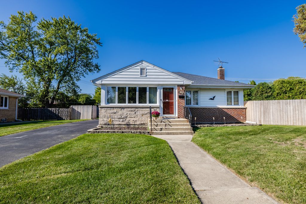 Photo for 1615 W Johanna Terrace, Arlington Heights, IL 60005 (MLS # 12484963)