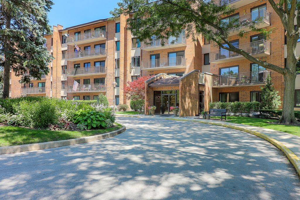 Photo for 601 Lake Hinsdale Drive #307, Willowbrook, IL 60527 (MLS # 12447725)