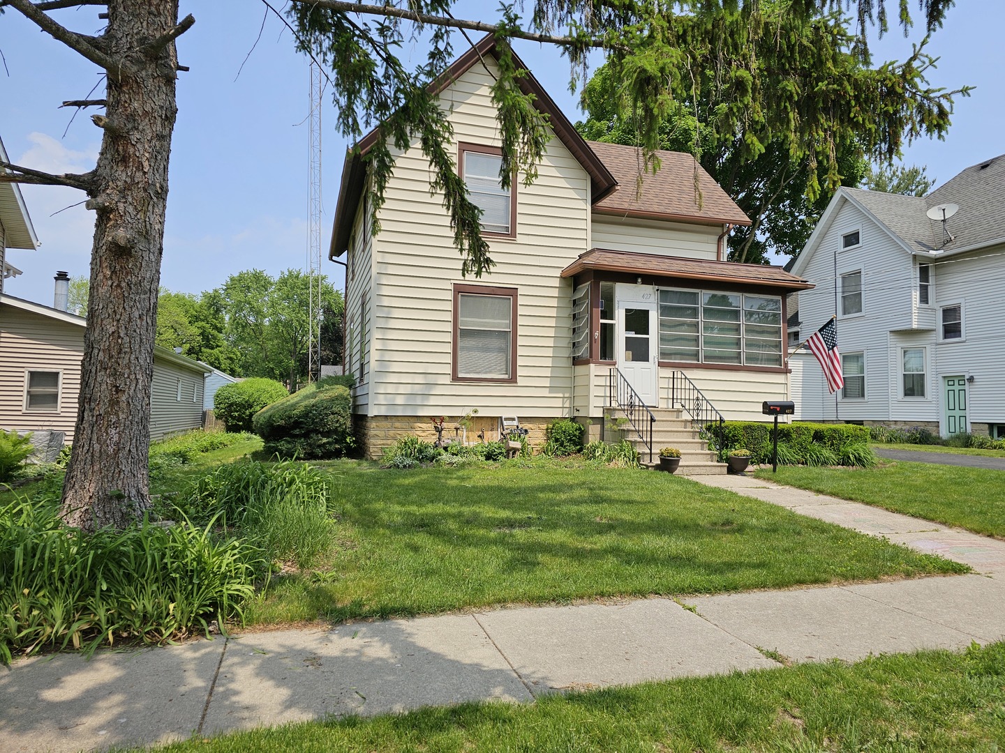 427 W Hurlbut Avenue