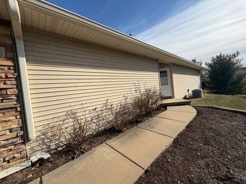 Tiny photo for 1709 Timber Wolf Lane #C, Mahomet, IL 61853 (MLS # 12552771)