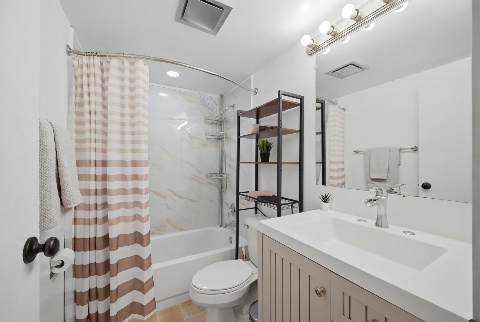 Rolling Meadows, Illinois 60008, United States, 1 Bedroom Bedrooms, ,1 BathroomBathrooms,Residential,Active,254796