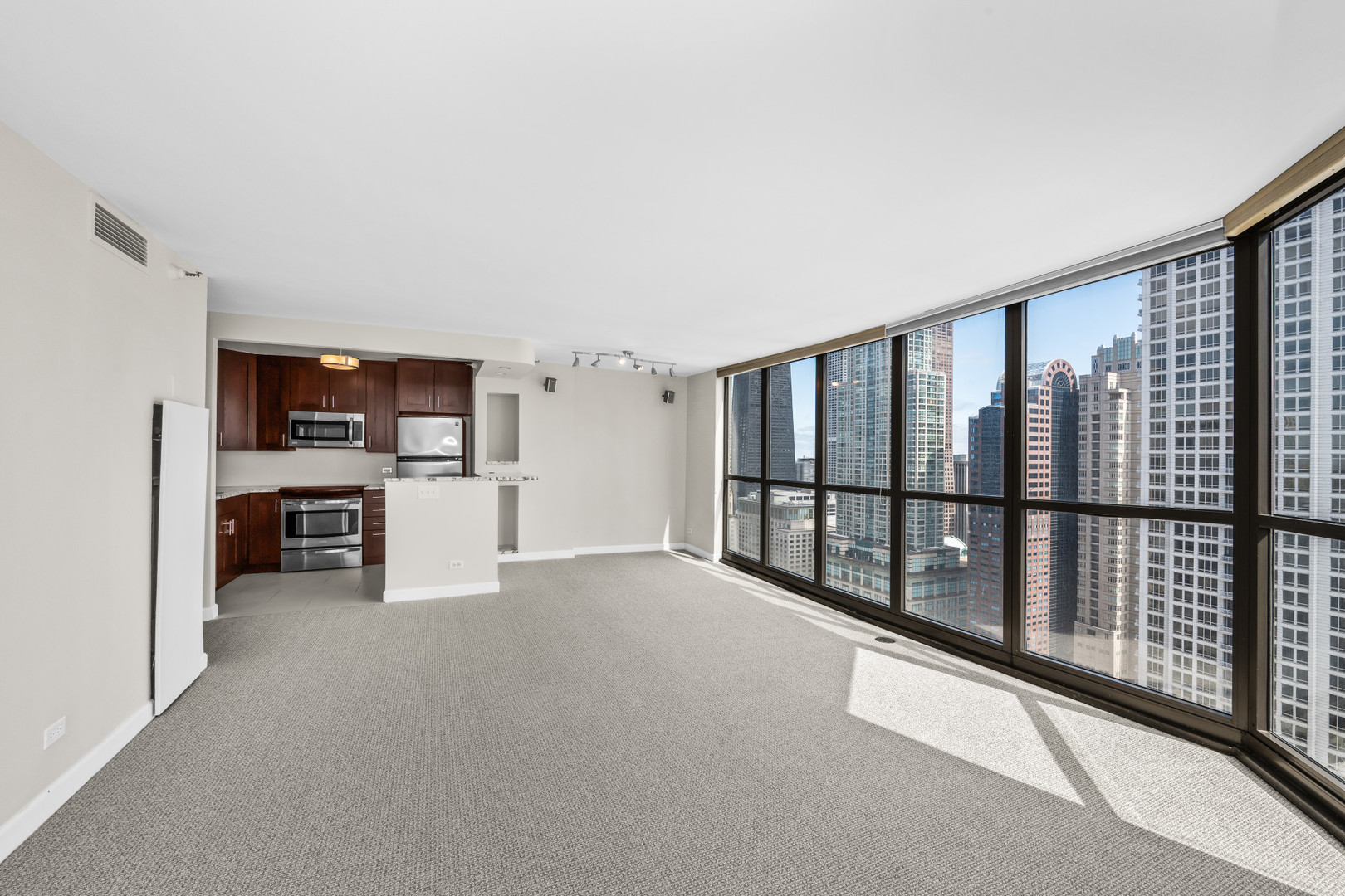 10 E ONTARIO Street 3702