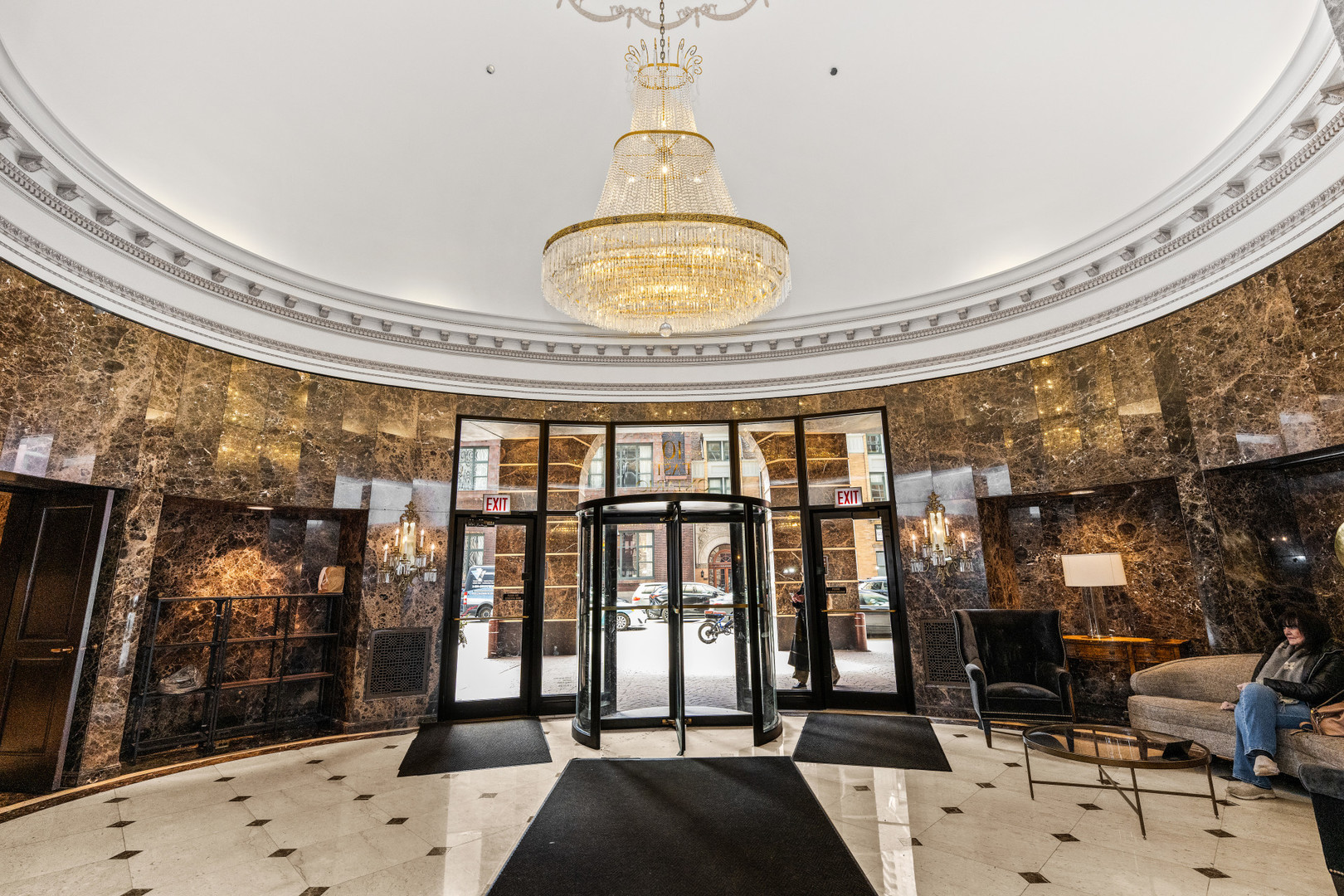 10 E ONTARIO Street 3702