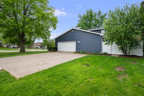 Tiny photo for 3876 18th Street, Bettendorf, IA 52722 (MLS # 12629908)