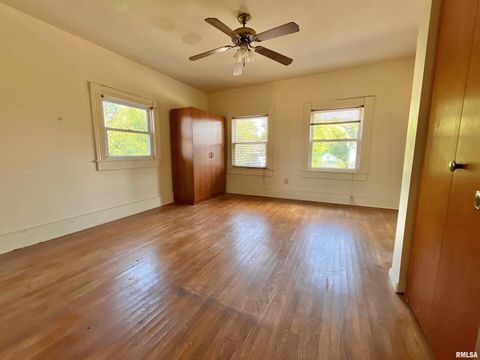 Tiny photo for 633 4TH Avenue S, Clinton, IA 52732 (MLS # QC4265640)