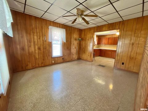 Tiny photo for 633 4th Avenue S, Clinton, IA 52732 (MLS # QC4265640)