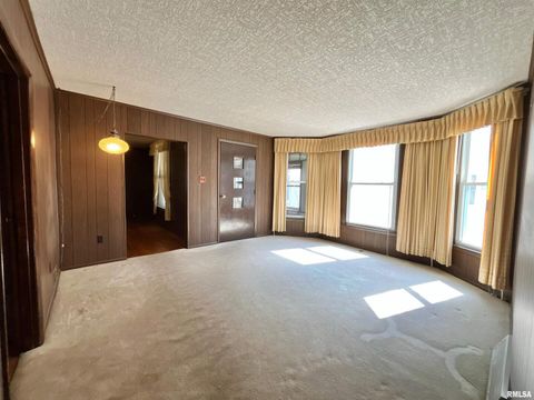 Tiny photo for 633 4th Avenue S, Clinton, IA 52732 (MLS # QC4265640)