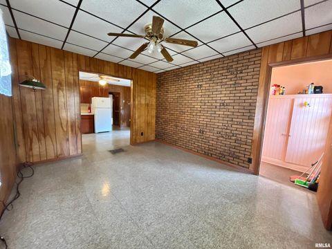 Tiny photo for 633 4th Avenue S, Clinton, IA 52732 (MLS # QC4265640)