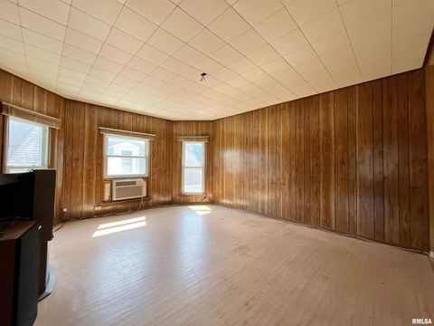 Tiny photo for 633 4th Avenue S, Clinton, IA 52732 (MLS # QC4265640)