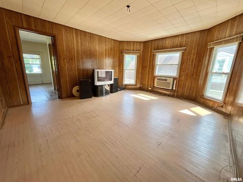 Tiny photo for 633 4th Avenue S, Clinton, IA 52732 (MLS # QC4265640)