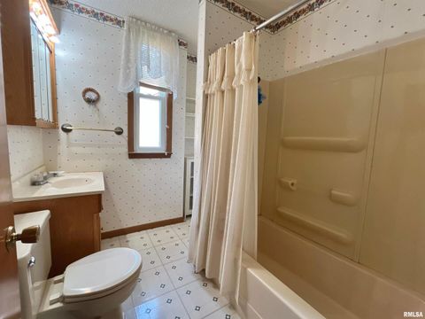 Tiny photo for 633 4TH Avenue S, Clinton, IA 52732 (MLS # QC4265640)