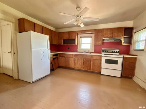 Tiny photo for 633 4th Avenue S, Clinton, IA 52732 (MLS # QC4265640)