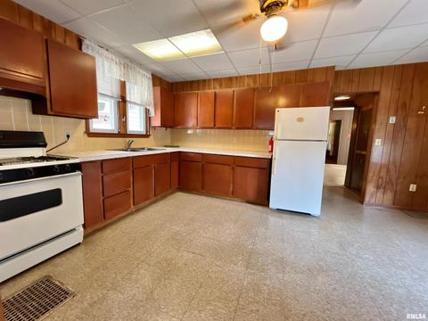 Tiny photo for 633 4TH Avenue S, Clinton, IA 52732 (MLS # QC4265640)