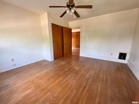 Tiny photo for 633 4th Avenue S, Clinton, IA 52732 (MLS # QC4265640)