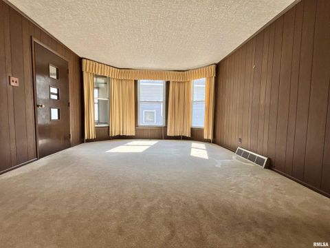 Tiny photo for 633 4th Avenue S, Clinton, IA 52732 (MLS # QC4265640)