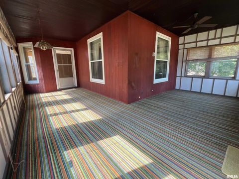 Tiny photo for 633 4th Avenue S, Clinton, IA 52732 (MLS # QC4265640)