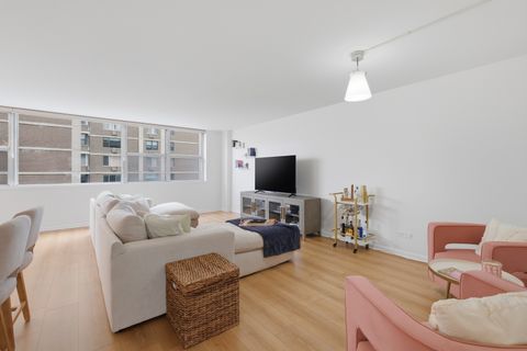 Tiny photo for 6301 N Sheridan Road #8E, Chicago, IL 60660 (MLS # 12621456)
