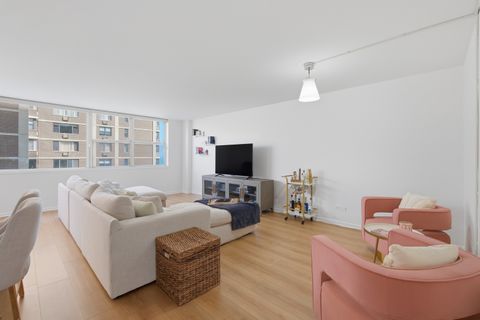 Tiny photo for 6301 N Sheridan Road #8E, Chicago, IL 60660 (MLS # 12621456)