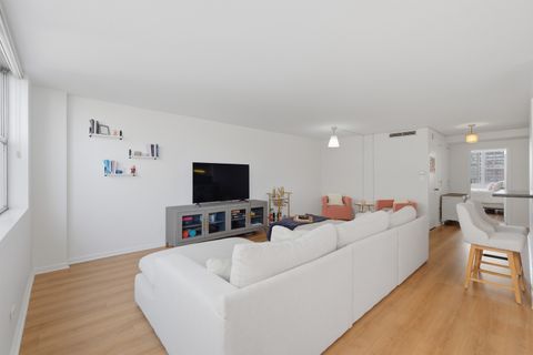 Tiny photo for 6301 N Sheridan Road #8E, Chicago, IL 60660 (MLS # 12621456)