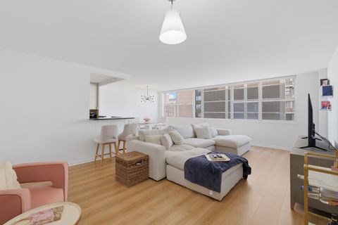 Tiny photo for 6301 N Sheridan Road #8E, Chicago, IL 60660 (MLS # 12621456)