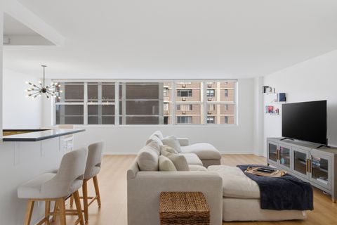 Tiny photo for 6301 N Sheridan Road #8E, Chicago, IL 60660 (MLS # 12621456)