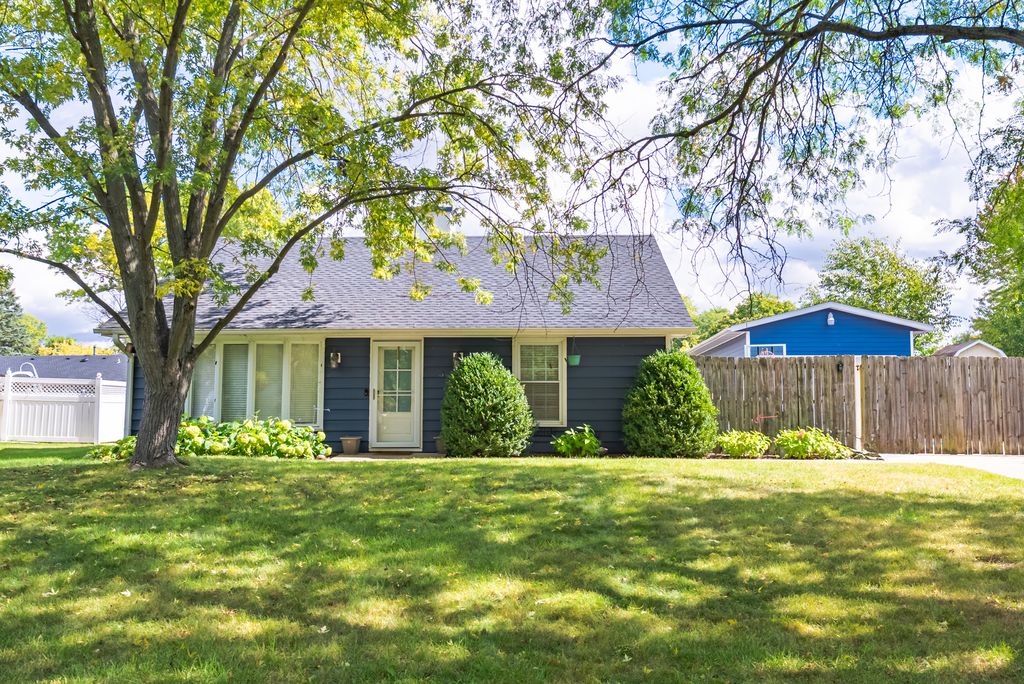 Photo for 3 Ridgefield Road, Montgomery, IL 60538 (MLS # 12481041)